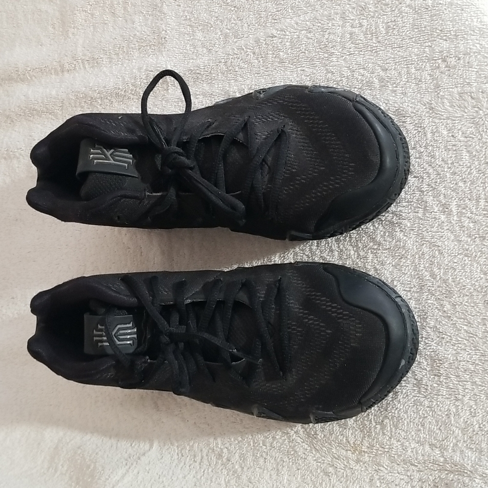 Kyrie size 7y basketball shoes